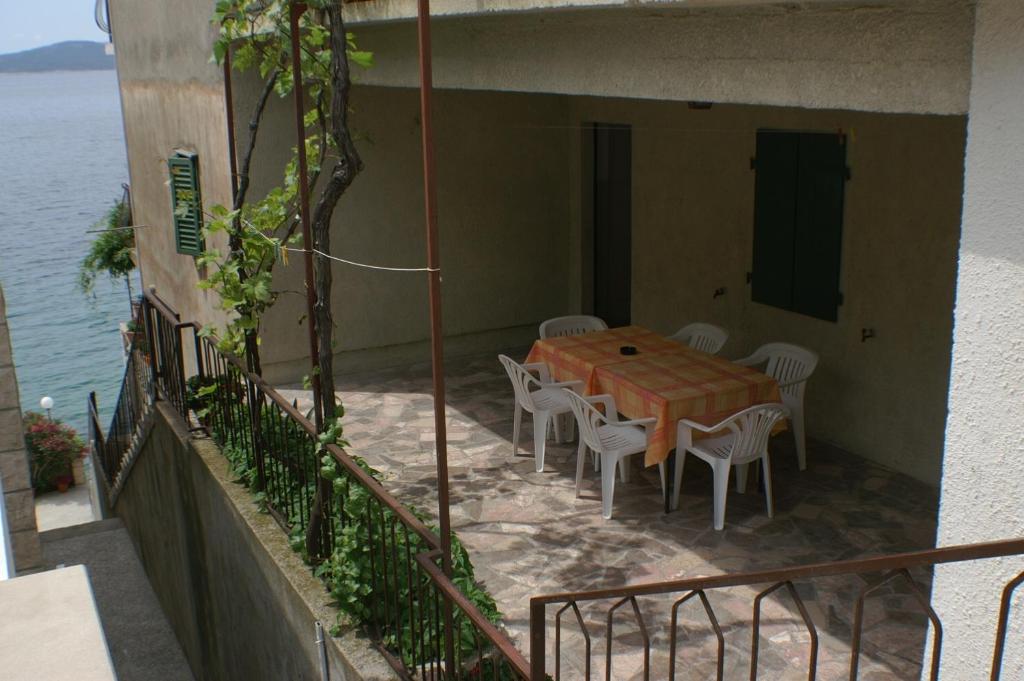 Balkón alebo terasa v ubytovaní Apartments by the sea Pisak, Omis - 1001