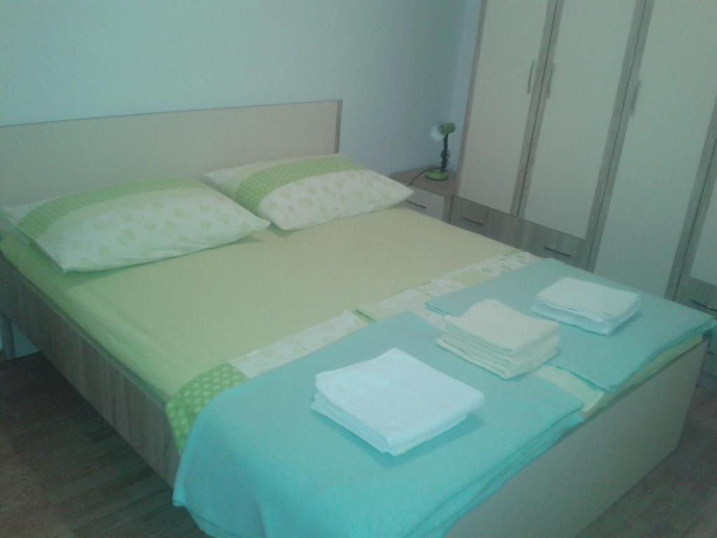 Posteľ alebo postele v izbe v ubytovaní Apartments by the sea Pisak, Omis - 1001