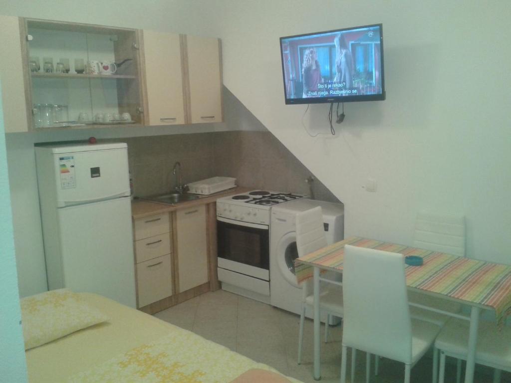 Kuchyňa alebo kuchynka v ubytovaní Apartments by the sea Pisak, Omis - 1001