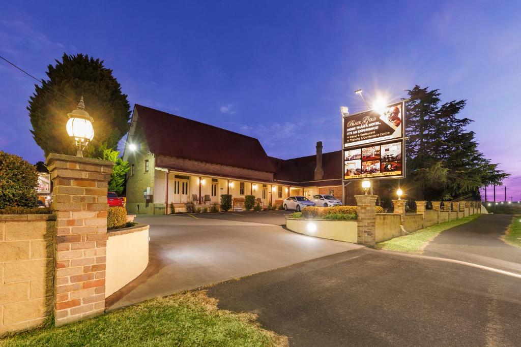 a building with a sign on the side of a road at Black Gold Motel in Wallerawang