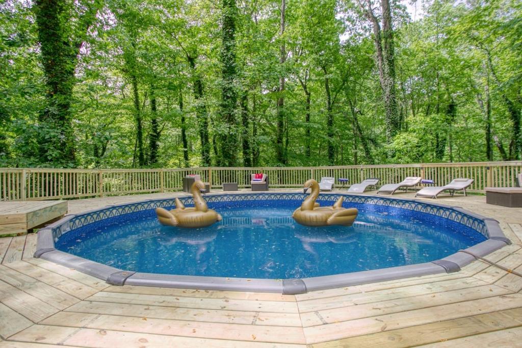 uma piscina com dois cisnes de borracha em Blue Atlanta Magichottubpool10qn Bedsmessnow em Atlanta