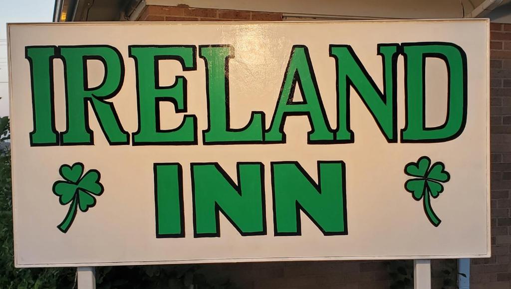ein Schild für einen Irland-Gasthof in der Unterkunft Ireland Inn in Murdo