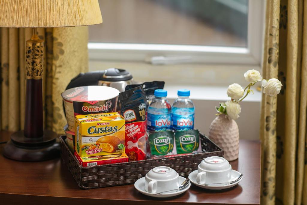 Příslušenství pro přípravu čaje a kávy v ubytování Mia Sen Vong Hotel Ha Noi