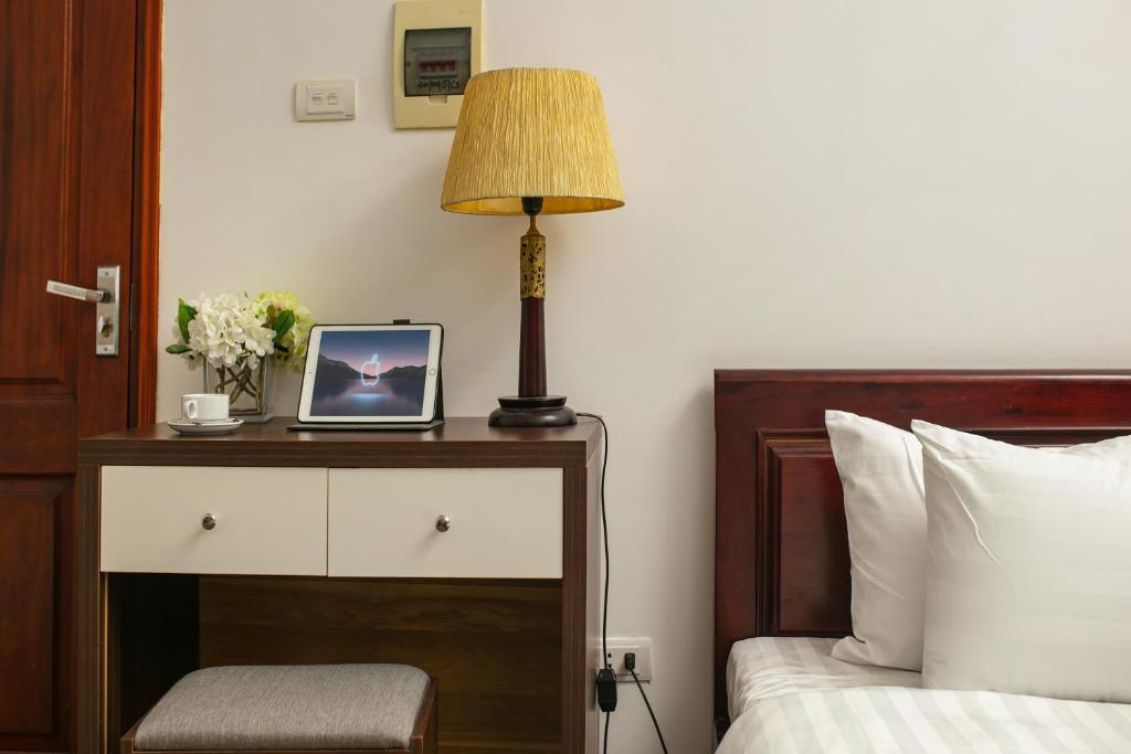 Postel nebo postele na pokoji v ubytování Mia Sen Vong Hotel Ha Noi