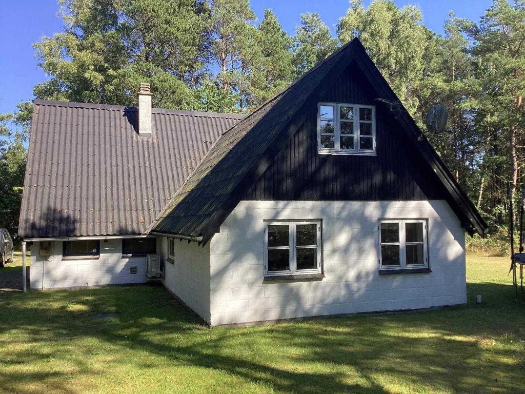 ein weißes Haus mit einem Gameradach in der Unterkunft Holiday home Hadsund CXXXVII in Hadsund