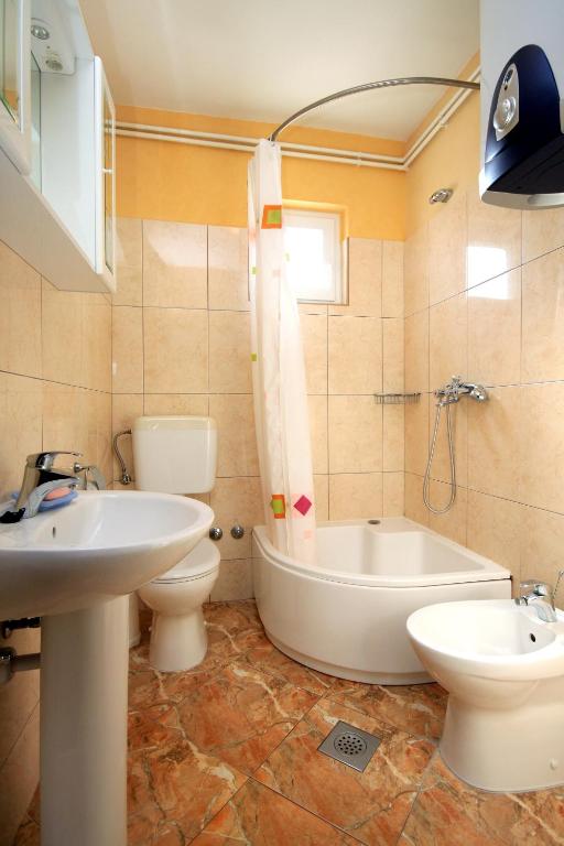 Kúpeľňa v ubytovaní Apartments by the sea Seget Vranjica, Trogir - 1051
