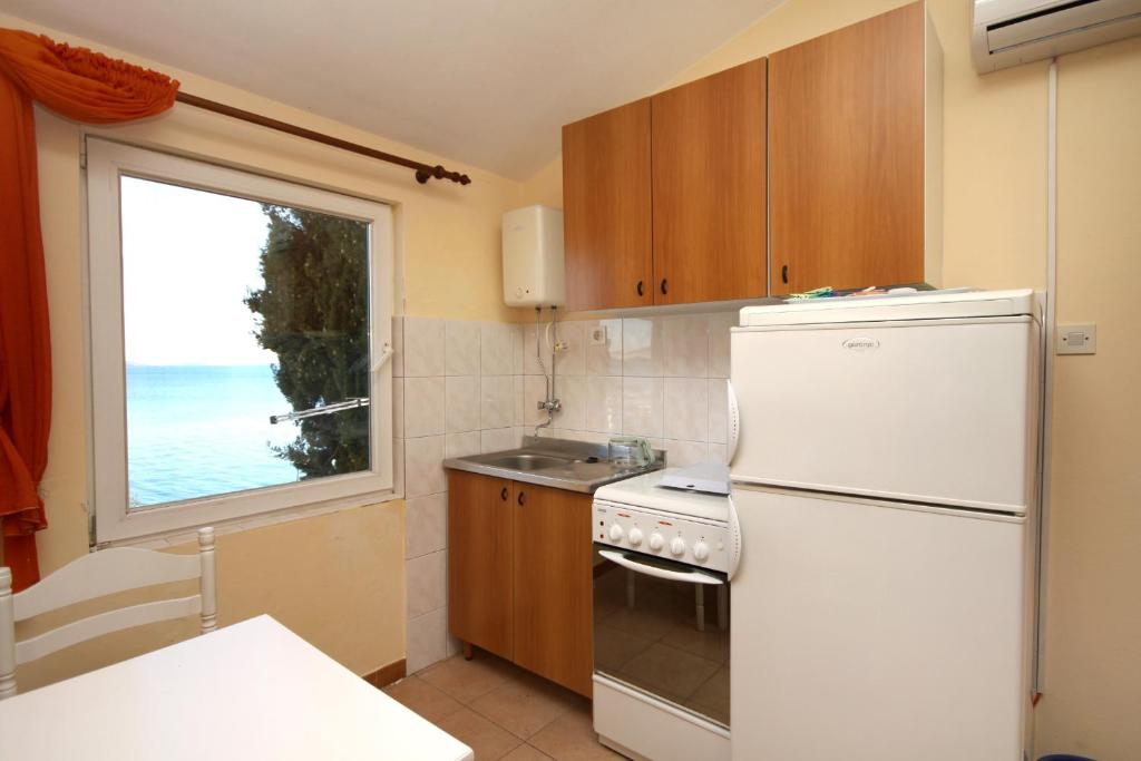Kuchyňa alebo kuchynka v ubytovaní Apartments by the sea Seget Vranjica, Trogir - 1051