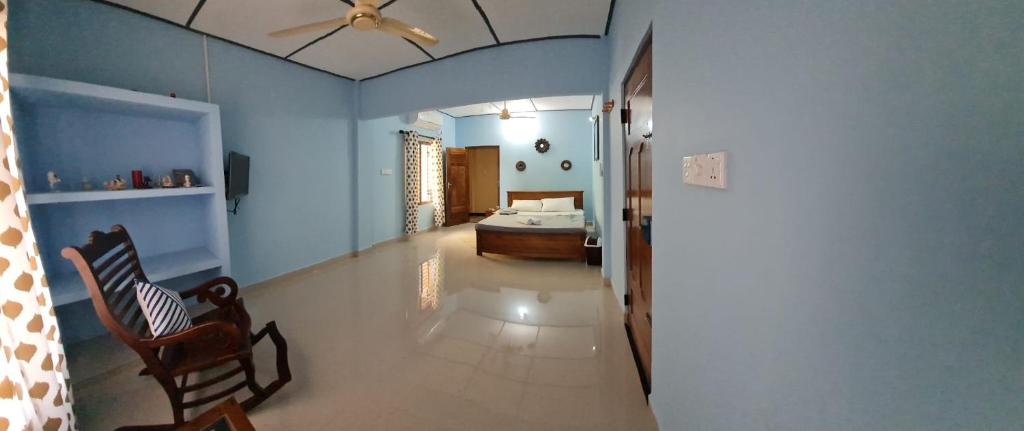 - un salon avec un lit et un ventilateur de plafond dans l'établissement Nalluran illam - family room, à Jaffna