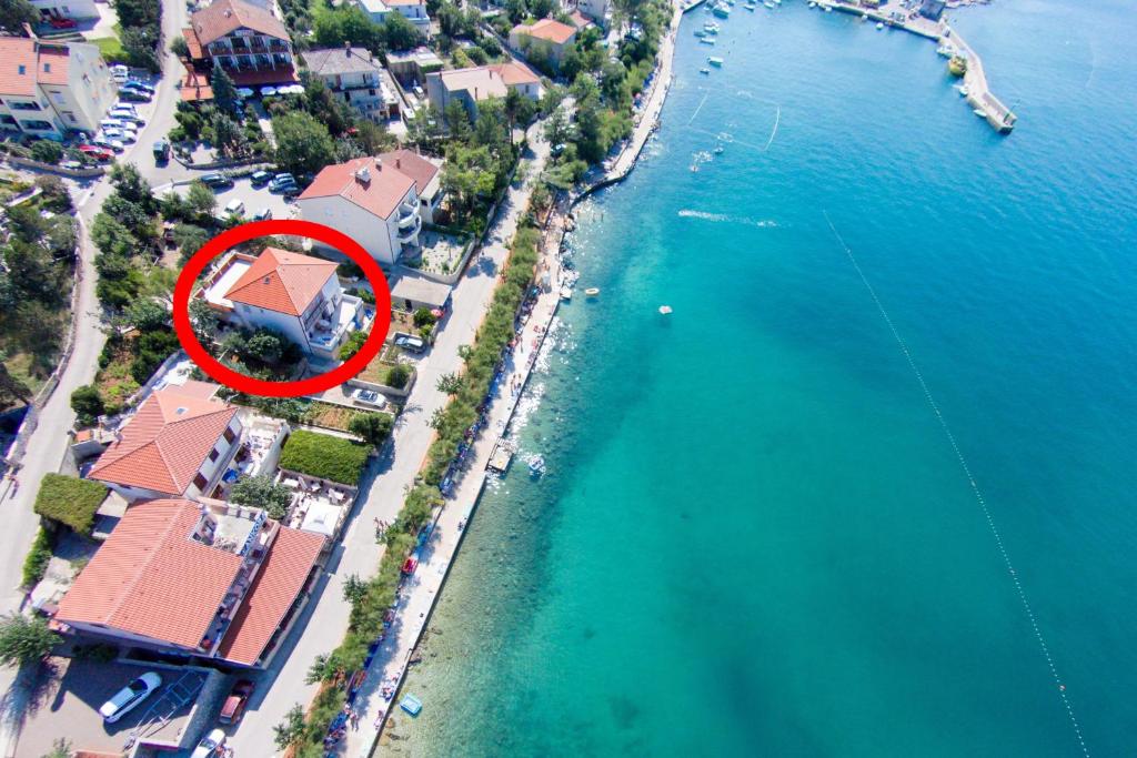 widok z powietrza na dom nad wodą w obiekcie Apartments by the sea Silo, Krk - 18719 w mieście Šilo