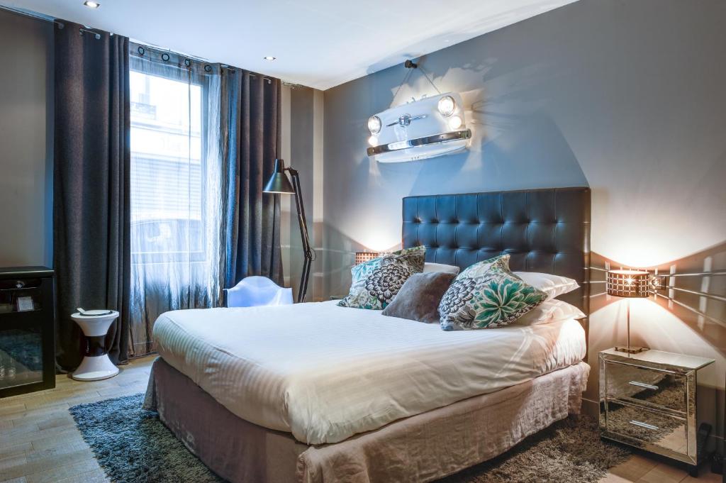 Llit o llits en una habitació de ZE Hotel