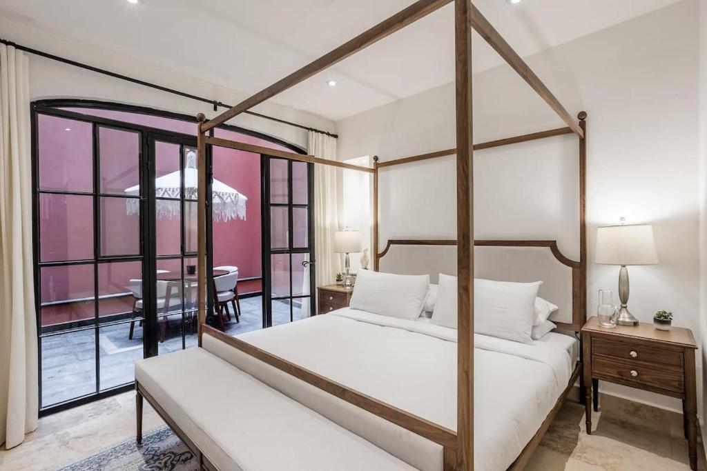 Katil atau katil-katil dalam bilik di Luxury Apartments in Centro San Miguel de Allende with Rooftop & Jacuzzi