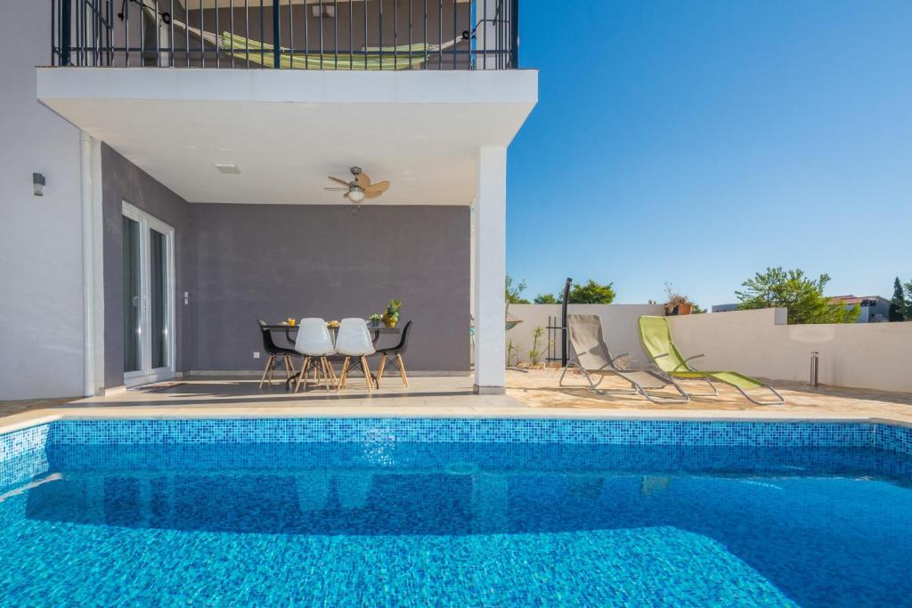 Bazén v ubytovaní Family friendly house with a swimming pool Vir - Torovi - Vir - Pedinka, Vir - 18732 alebo v jeho blízkosti