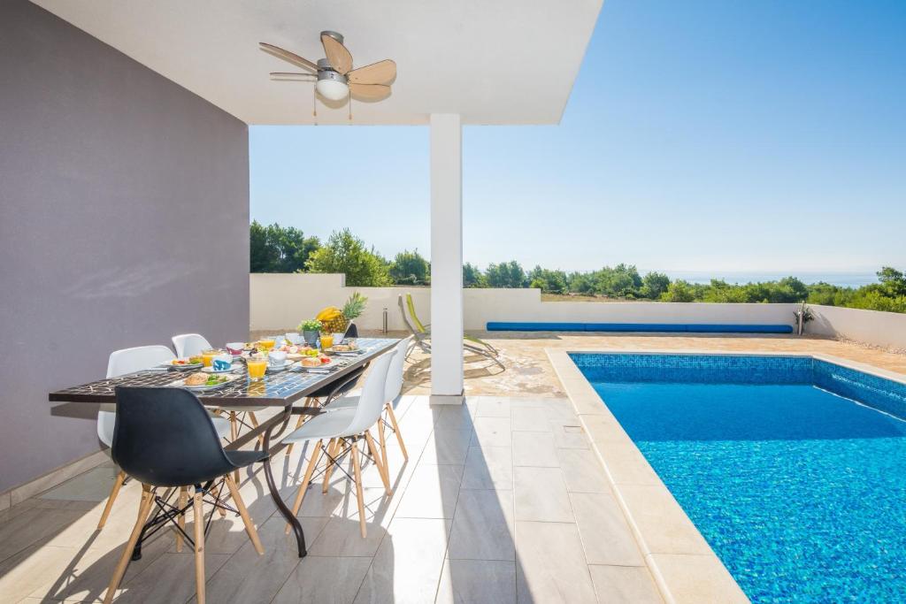 Bazén v ubytovaní Family friendly house with a swimming pool Vir - Torovi - Vir - Pedinka, Vir - 18732 alebo v jeho blízkosti