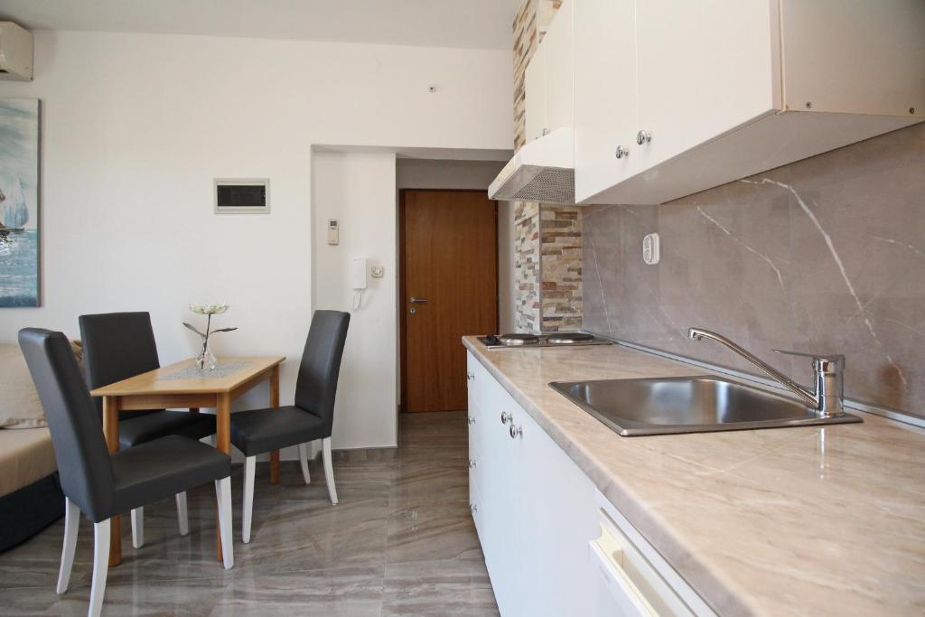 Kuchnia lub aneks kuchenny w obiekcie Apartments with a parking space Baska, Krk - 18716