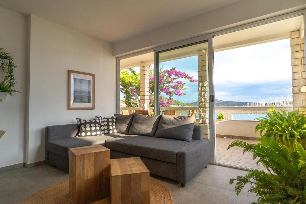 Fotografie z fotogalerie ubytování Apartments by the sea Rogoznica - 18746 v Rogoznici
