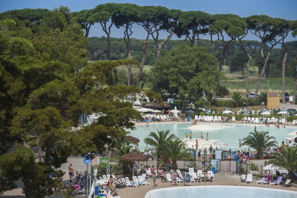 ポプローニアにあるホテル イル ムリナッツォのリゾートのプールの景色を望めます。