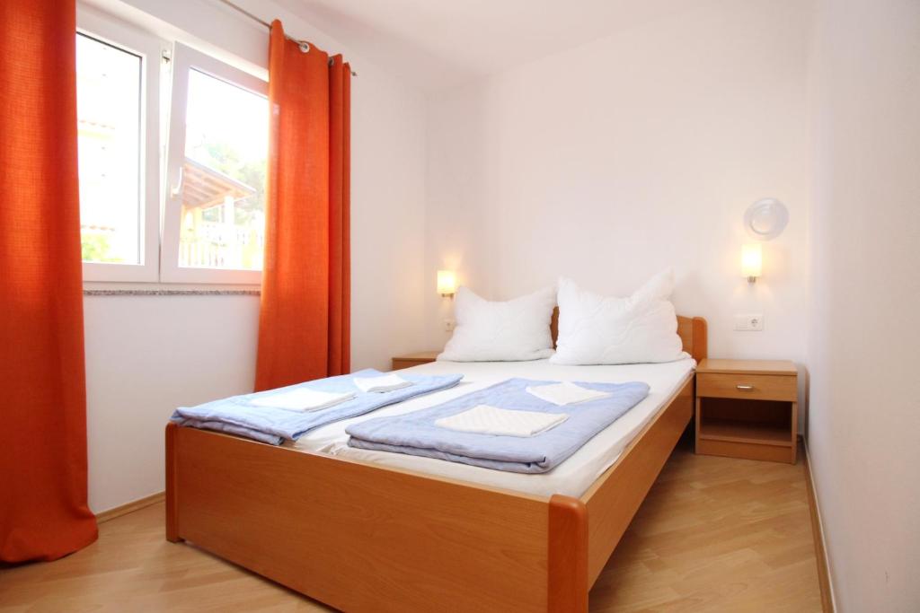 Apartments with a parking space Baska, Krk - 18794 - Appartamento Con Due Camere Da Letto Con Terrazza