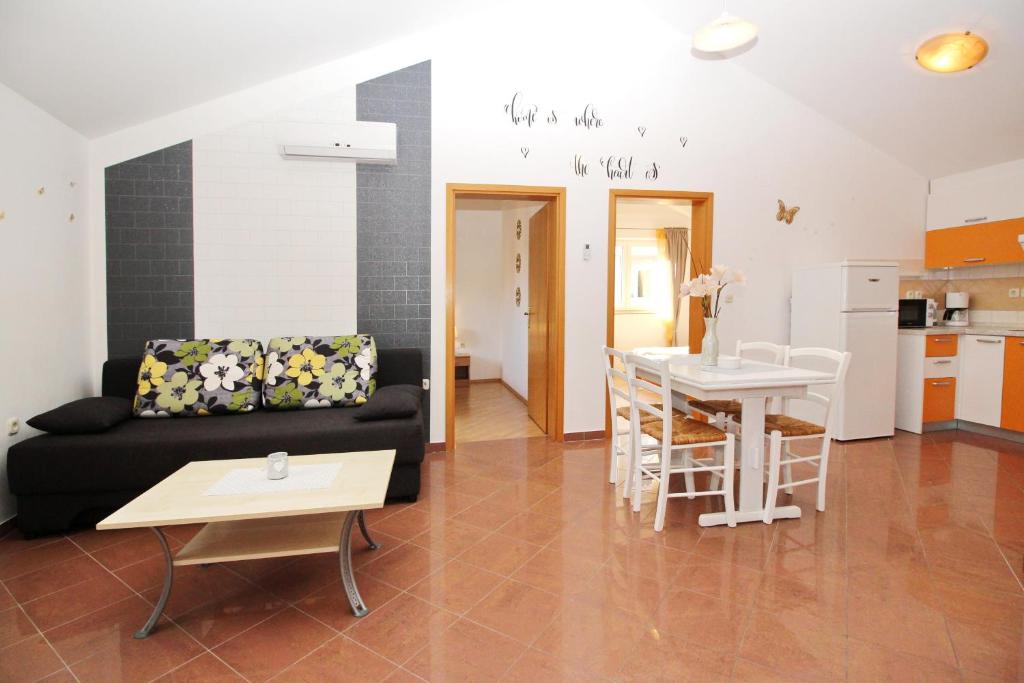 Apartments with a parking space Baska, Krk - 18794 - Appartamento Con Due Camere Da Letto Con Balcone E Vista Sul Mare