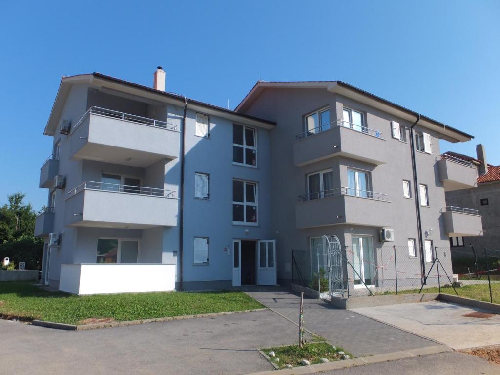 obraz budynku apartamentowego w obiekcie Apartments with a parking space Baska, Krk - 18871 w Bašce