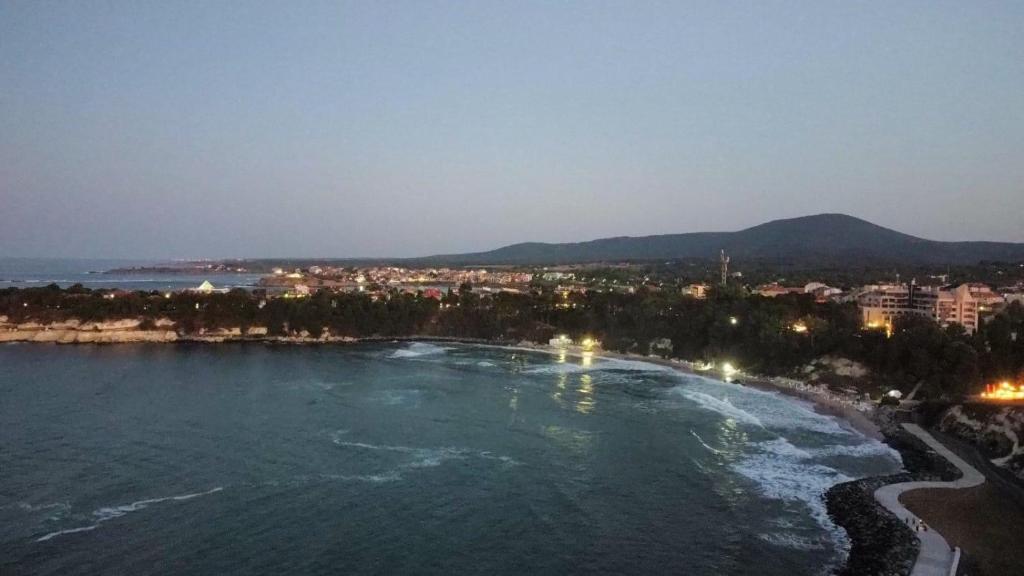 una vista aérea de la playa por la noche en Тристаен апартамент с Панорама море в к-с Бей Вю Царево en Tsarevo
