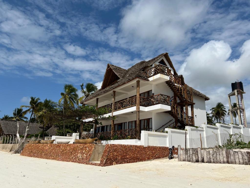 une maison sur la plage avec des palmiers dans l'établissement The View of Zanzibar, à Michamvi