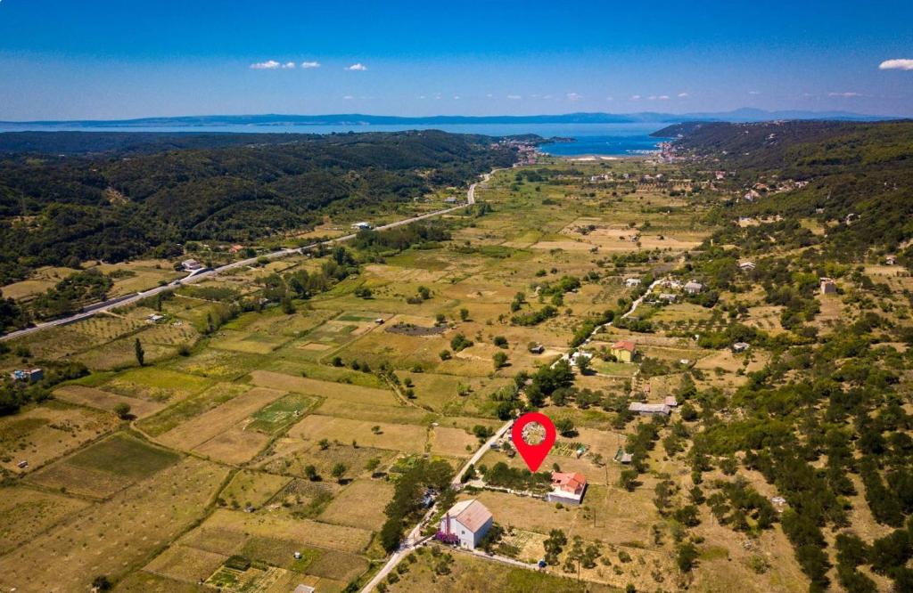 ein rotes Stoppschild in der Mitte eines Feldes in der Unterkunft Holiday house with a parking space Mundanije, Rab - 18889 in Rab