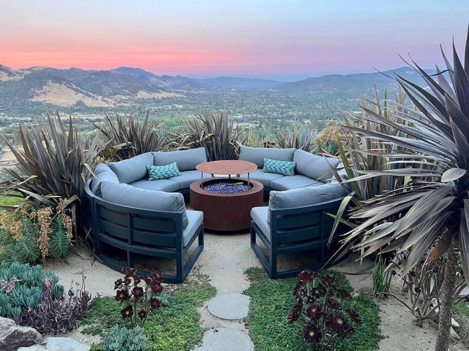 Modern Design Hilltop Home with Amazing Views, Hot Tub and Sauna, Santa