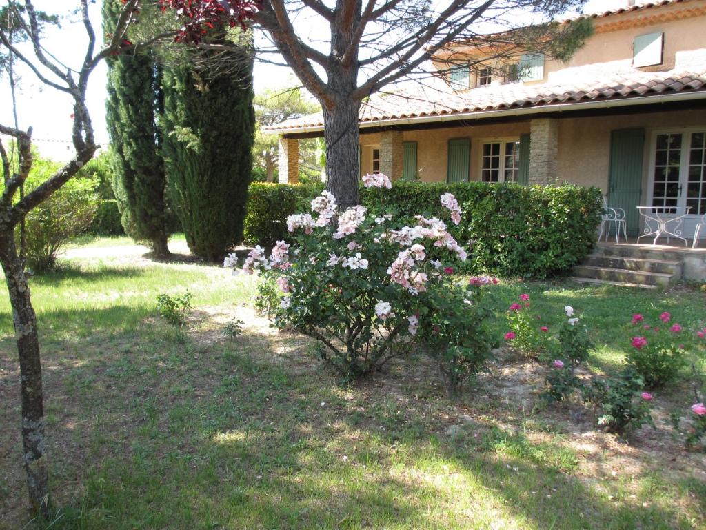 Ein Haus mit einem Blumenstrauß im Hof. in der Unterkunft Clos Sainte-Garde in Saint-Didier