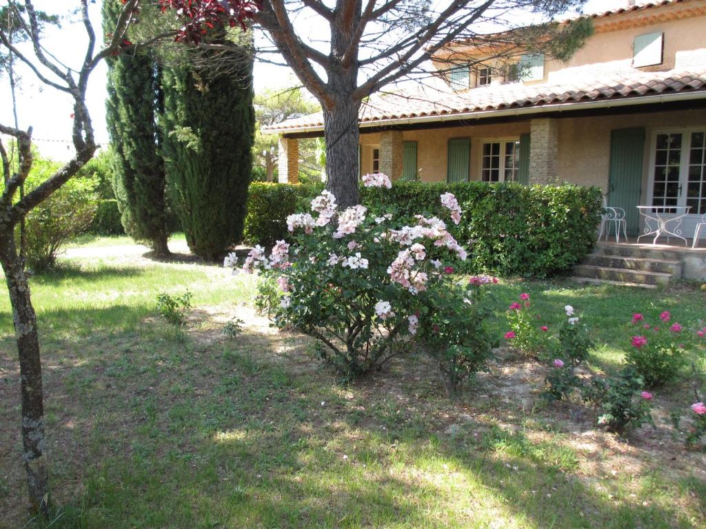 a house with a bunch of flowers in the yard at Clos Sainte-Garde in Saint-Didier