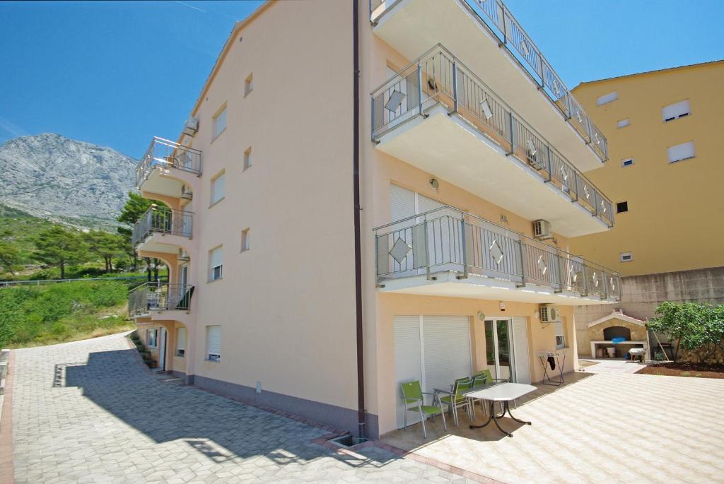 Budova, v ktorej sa apartmán nachádza