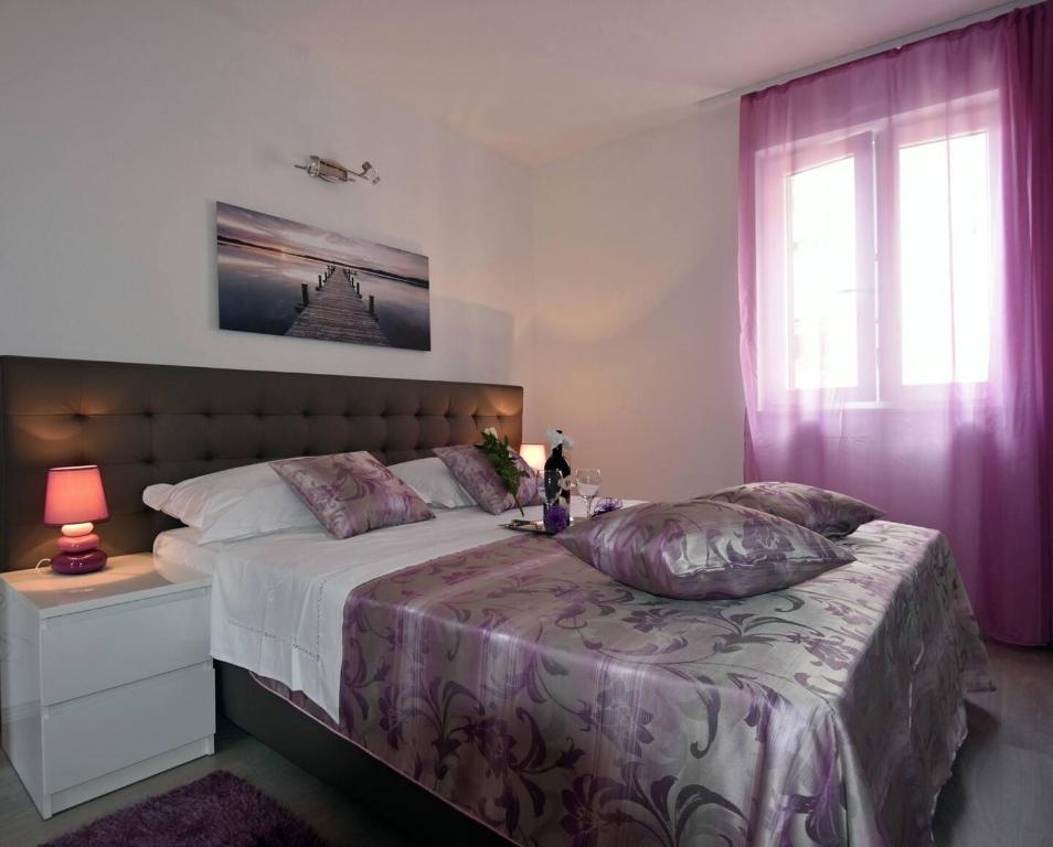 Posteľ alebo postele v izbe v ubytovaní Apartments and rooms with WiFi Split - 18909