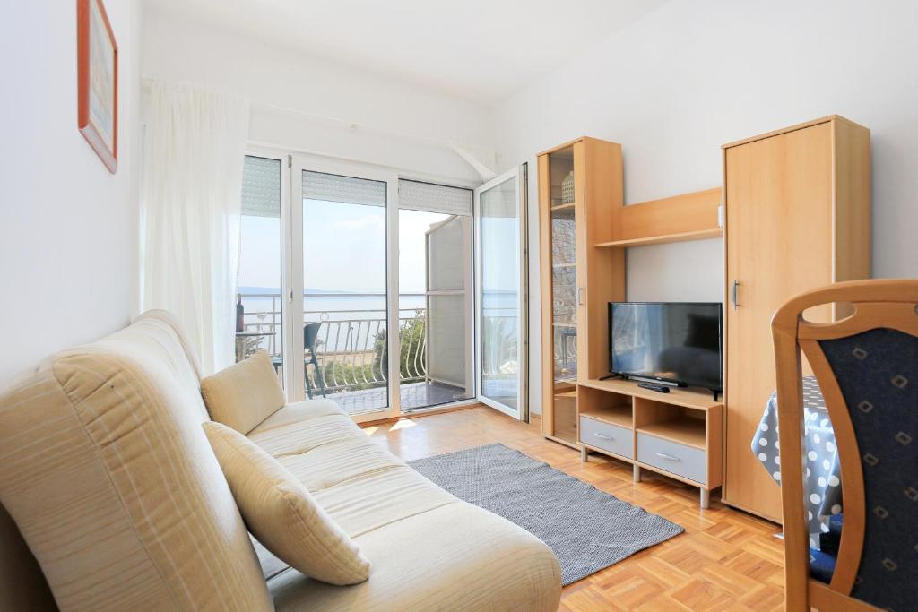 TV a/nebo společenská místnost v ubytování Apartments by the sea Podgora, Makarska - 18918
