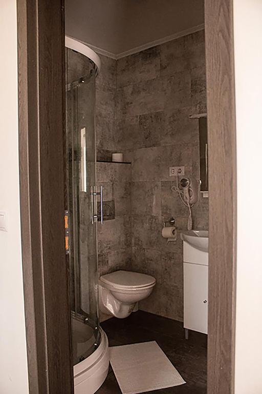 Kúpeľňa v ubytovaní SárvárLAK Apartmanház