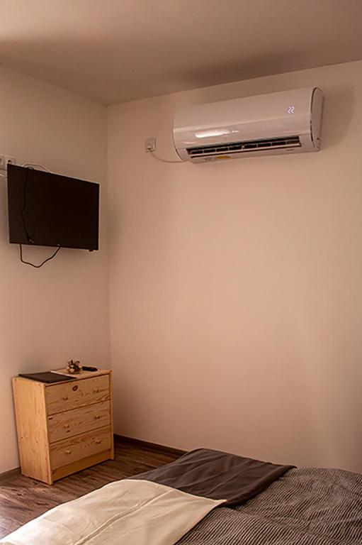 Televízia a/alebo spoločenská miestnosť v ubytovaní SárvárLAK Apartmanház
