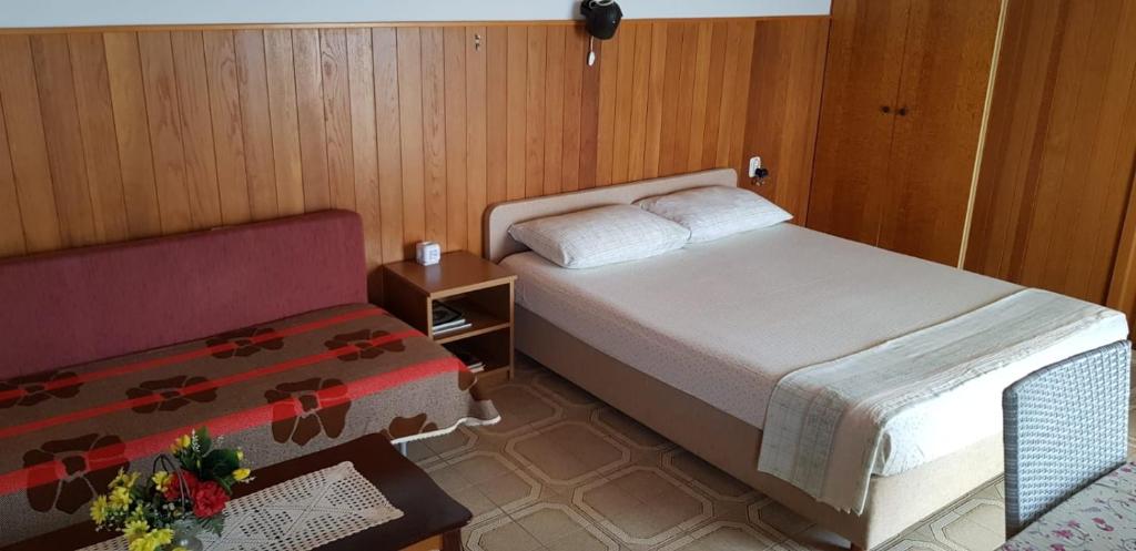 Posteľ alebo postele v izbe v ubytovaní Apartments by the sea Pisak, Omis - 1018