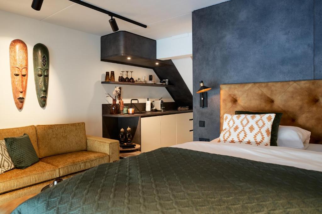 - une chambre avec un lit et un canapé dans l'établissement Nomad Water Studio, à Harderwijk