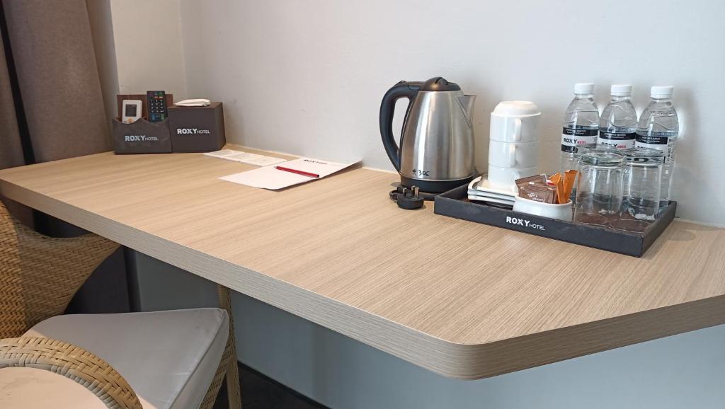 Příslušenství pro přípravu čaje a kávy v ubytování Roxy Hotel Serian