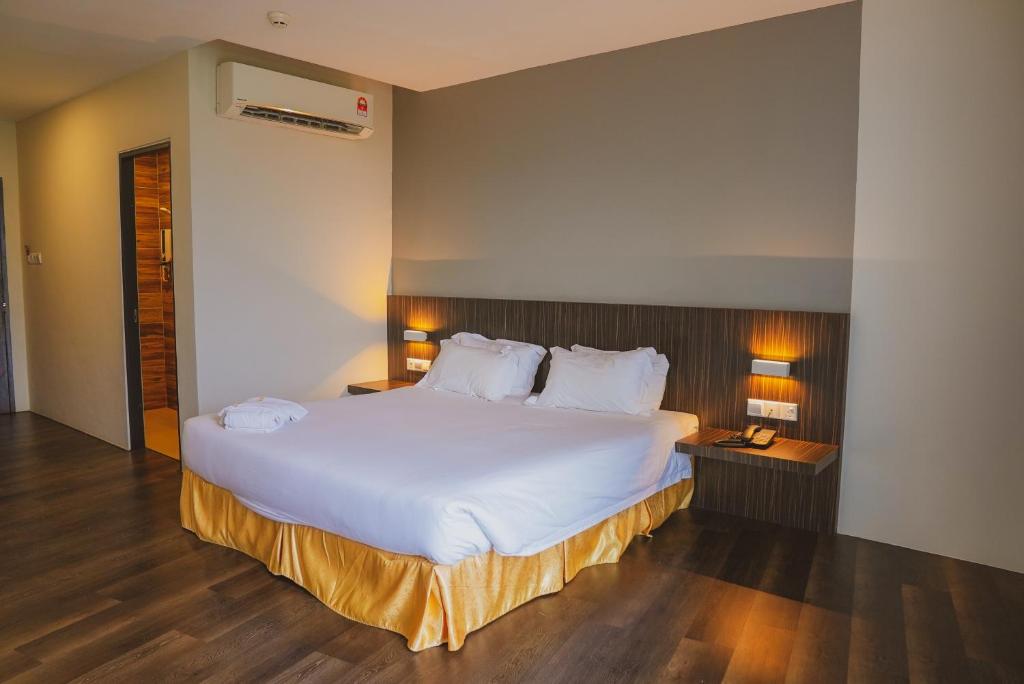 Postel nebo postele na pokoji v ubytování Roxy Hotel Serian