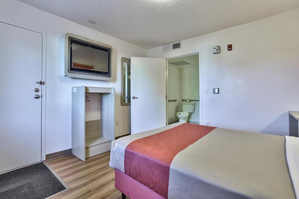 Postel nebo postele na pokoji v ubytování Motel 6-Flagstaff, AZ - Butler