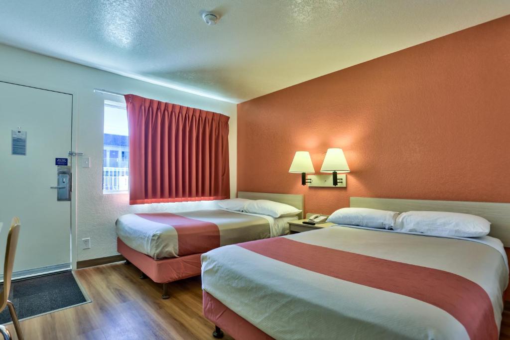 Postel nebo postele na pokoji v ubytování Motel 6-Flagstaff, AZ - Butler