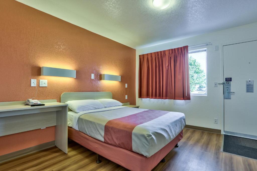 Postel nebo postele na pokoji v ubytování Motel 6-Flagstaff, AZ - Butler