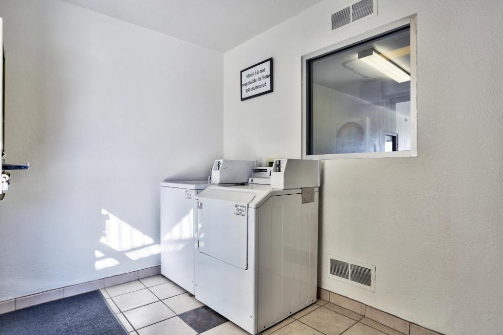 Kuchyň nebo kuchyňský kout v ubytování Motel 6-Flagstaff, AZ - Butler