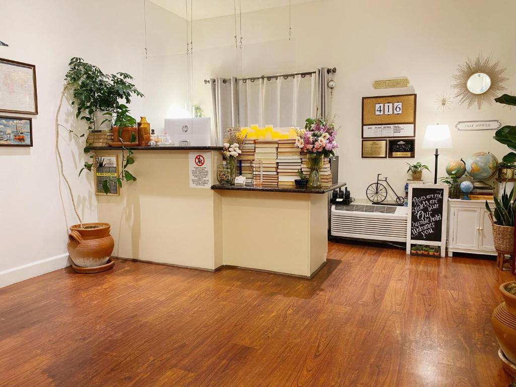 Virtuvė arba virtuvėlė apgyvendinimo įstaigoje Monarch Valley Inn Marina at Monterey Bay