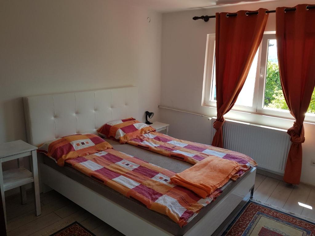 sypialnia z łóżkiem i 2 oknami w obiekcie Apartman VENERA w Sarajewie