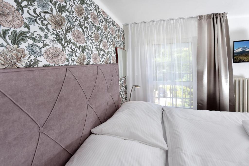 Postel nebo postele na pokoji v ubytování APLEND Hotel Lujza Major