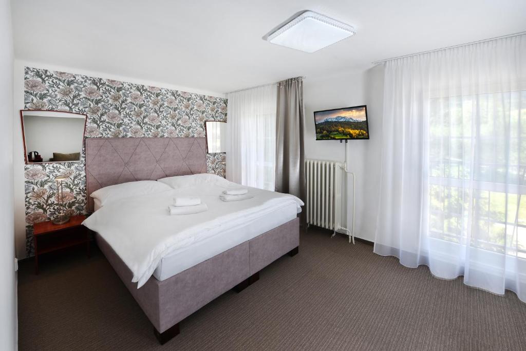 Postel nebo postele na pokoji v ubytování APLEND Hotel Lujza Major