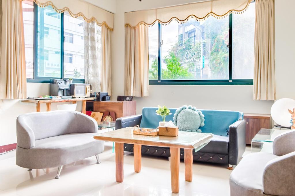 un salon avec deux chaises et une table dans l'établissement Travel Road WuWu, à Taïtung