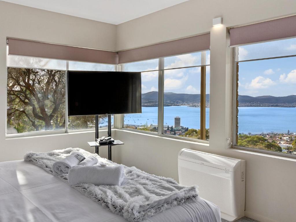 Spectacular Views - 5 Bedroom House and Unit - Free Parking - Free WIFI - Maison De Cinq Chambres