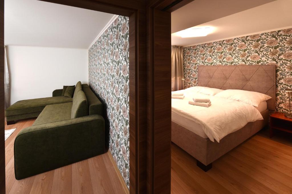 Postel nebo postele na pokoji v ubytování APLEND Hotel Lujza Major