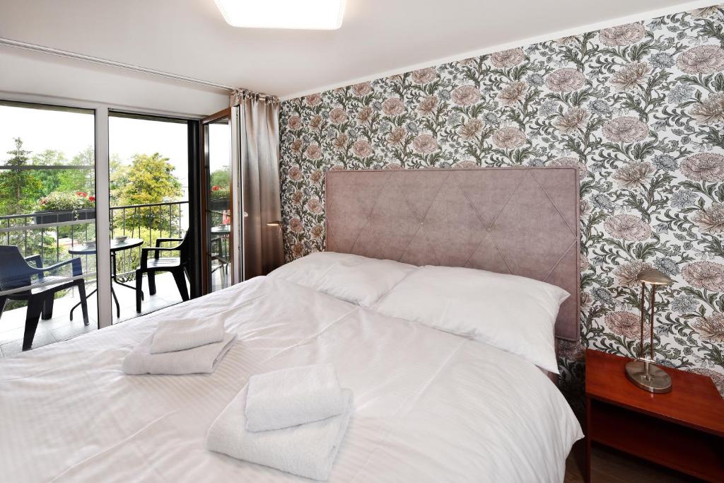 Postel nebo postele na pokoji v ubytování APLEND Hotel Lujza Major